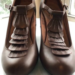 Brown ruffle heel by Crown Vintage